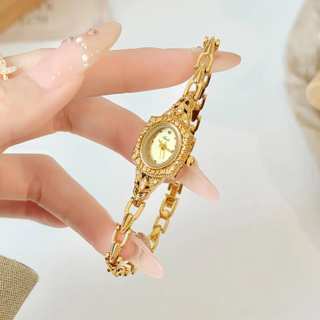 Vintage Women Watches Carved Oval Small Dial Quartz Wristwatch Luxury Hollow Chain Bracelet Watch for Ladies Elegant Gift
