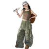 Dívčí americký styl: Vesta a široké kalhoty s maskáčovým vzorem - Trendy letní outfit pro street dance s krajkovým přehozem.