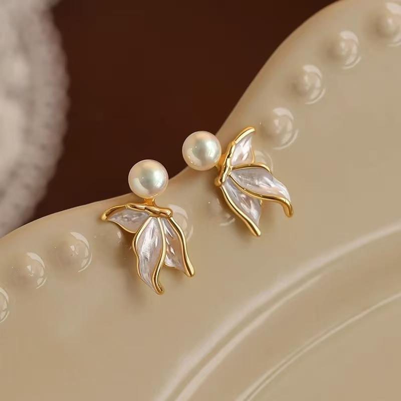 

Fish-tail Stud Earrings - A Niche Piece of Jewelry with A Light, Luxurious and Sophisticated Appeal for Women.