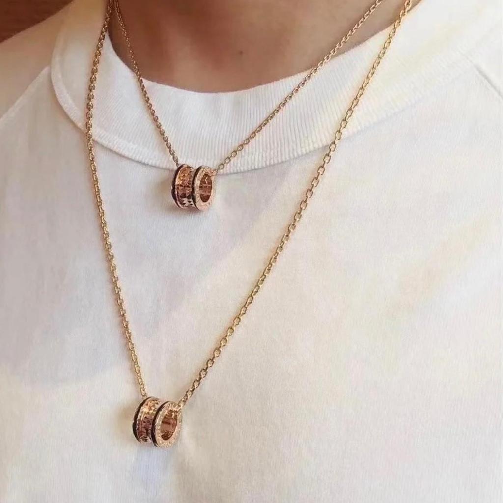 Collana Baojia V Gold di Alta Gamma in Oro Rosa 18k e Smalto con Bordo Nero, Rivetto in Ceramica, Molla per Uomo e Donna