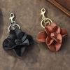 Eleganter Kaffee-/Schwarzer Ton PU-Leder Blumen-Schlüsselanhänger Stilvoller Schlüsselanhänger mit stabilem Metallring für stilvolle Männer und Frauen