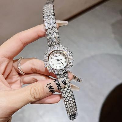 New Light Luxury Baby's Breath Watch Mother-of-pearl Dial Bracelet Women's Watch Full of Diamonds Temperament Quartz Watch for Women