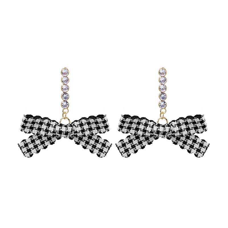 

Асимметричные серьги-пуссеты с жемчугом и помпоном в виде медведя