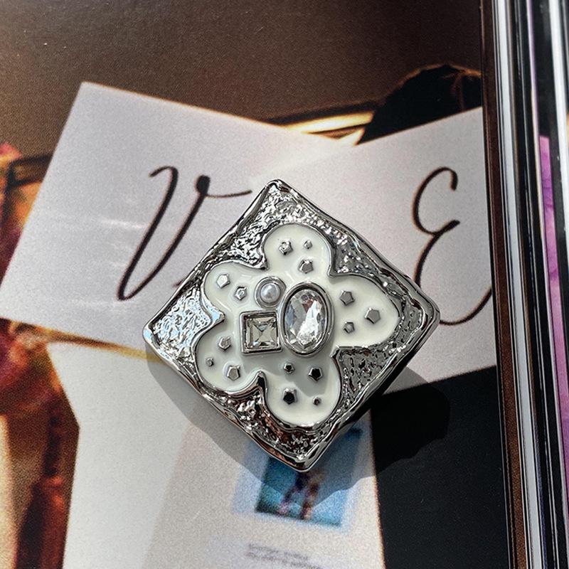 Yi Sen Retro Square Wrinkled Button with Plum Blossom, Pearl, and Inlaid Diamond for Jacket and Coat Accessories