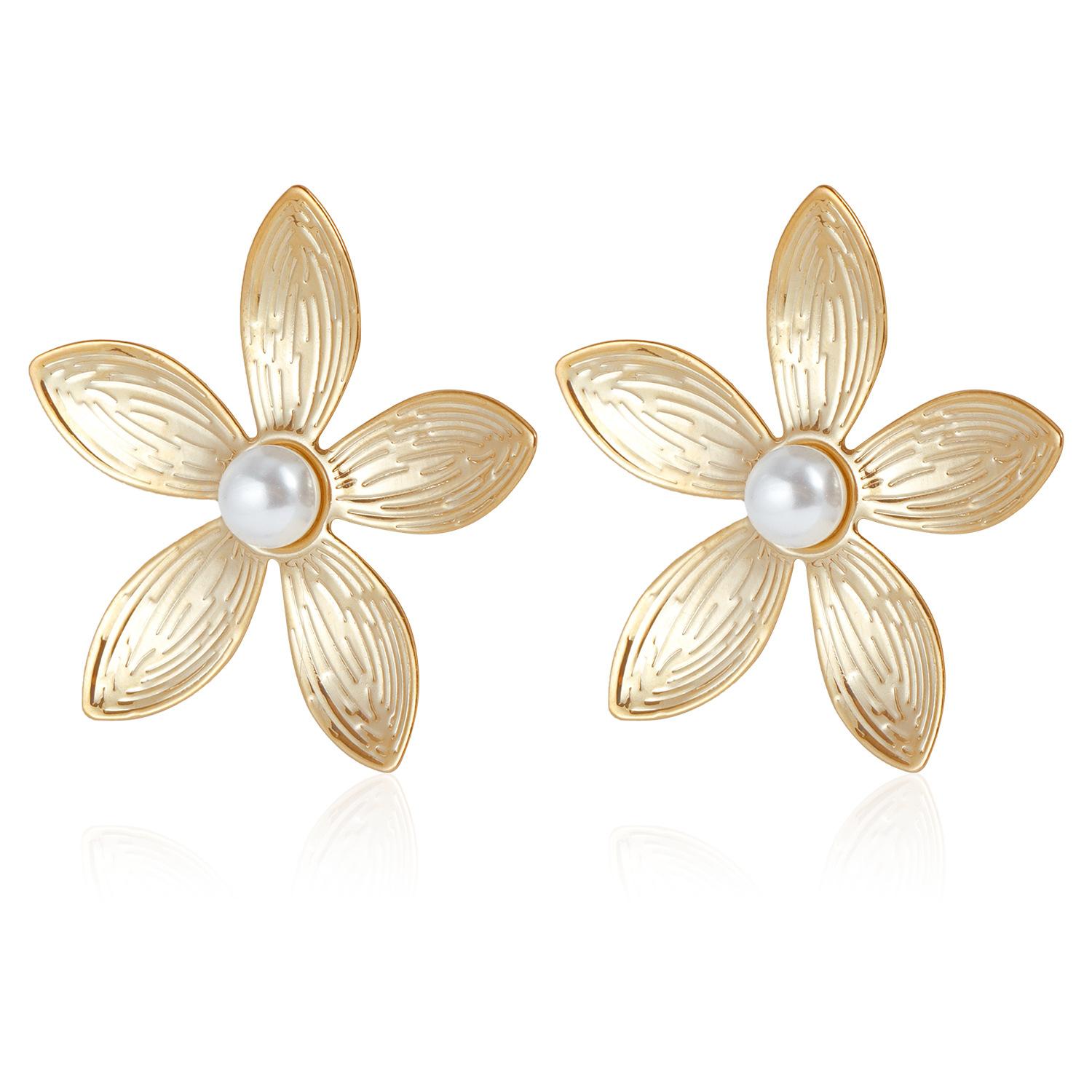 

European and American retro metal flower earrings for women, fashionable and high-end, niche imitation pearl design temperament earrings золотой