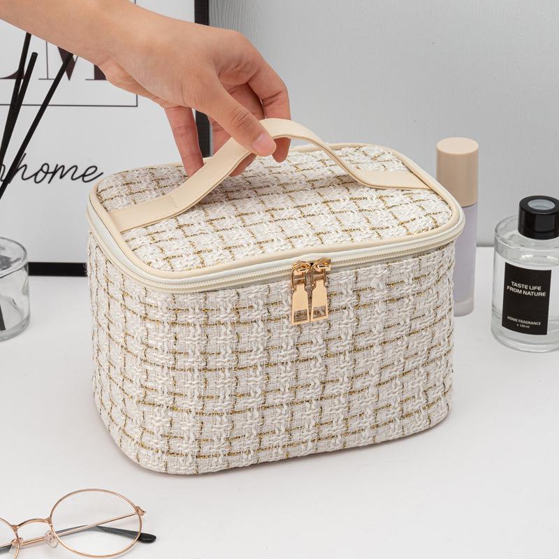 Chic Xiaoxiang Portable Large-Capacity Cosmetic Bag for Travel - Stylish Toiletry Organizer