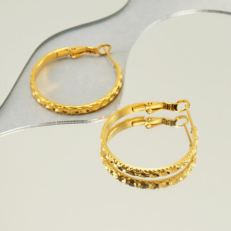 Ohrringe mit geprägter Ohrschnalle aus Edelstahl, Nischendesign, vielseitiger Schmuck, exquisite Ohrringe aus Titanstahl 18 Karat