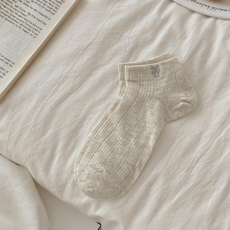 

Женские весенне-летние универсальные простые однотонные носки с вышивкой бантиком, с низкой посадкой, бесшовные, дышащие 1 pair бежевый/серый