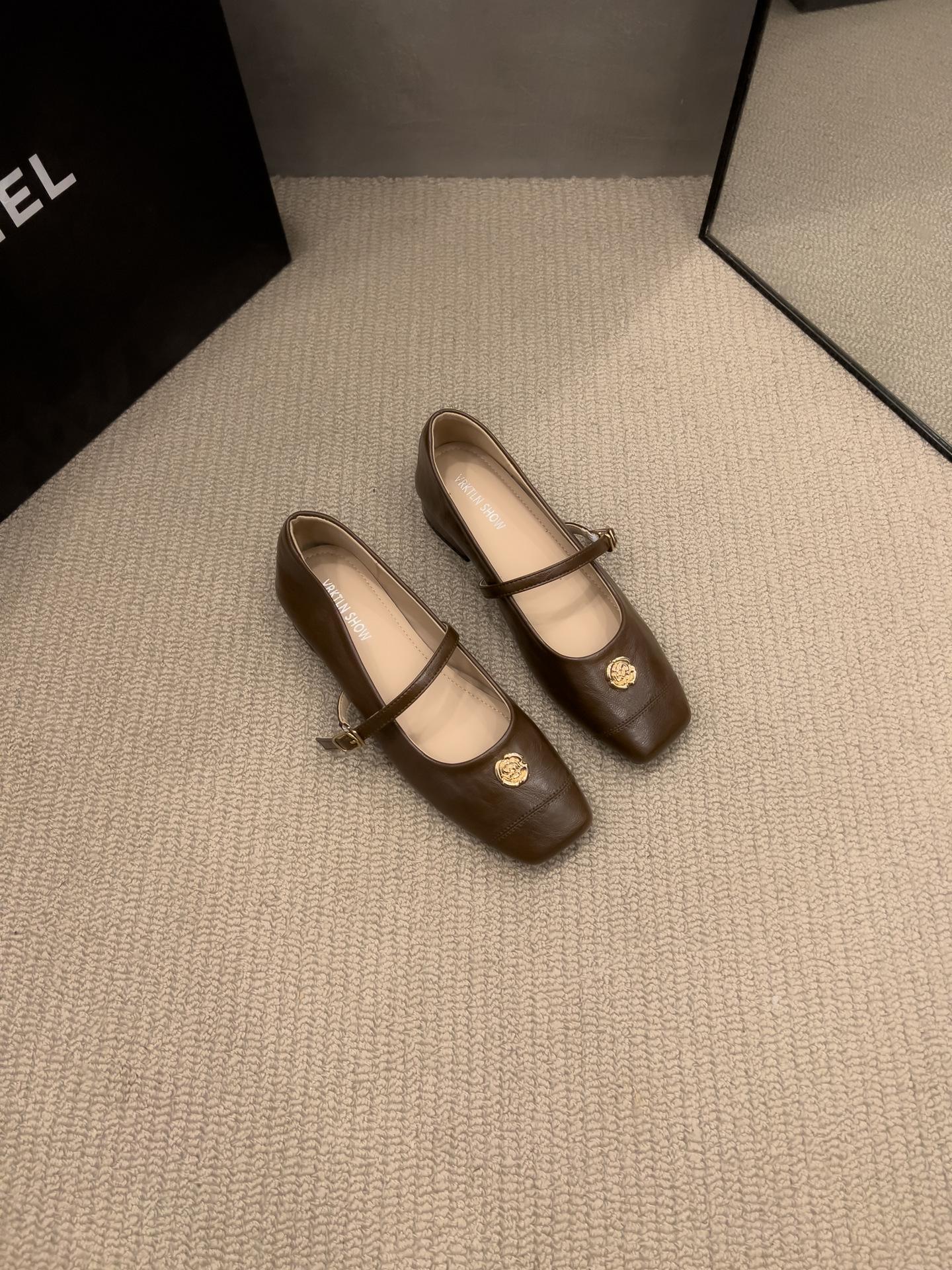 

French maternity soft leather small fragrant square head female 2025 autumn model one-word buckle light mouth thick heel commuting single shoes female 40