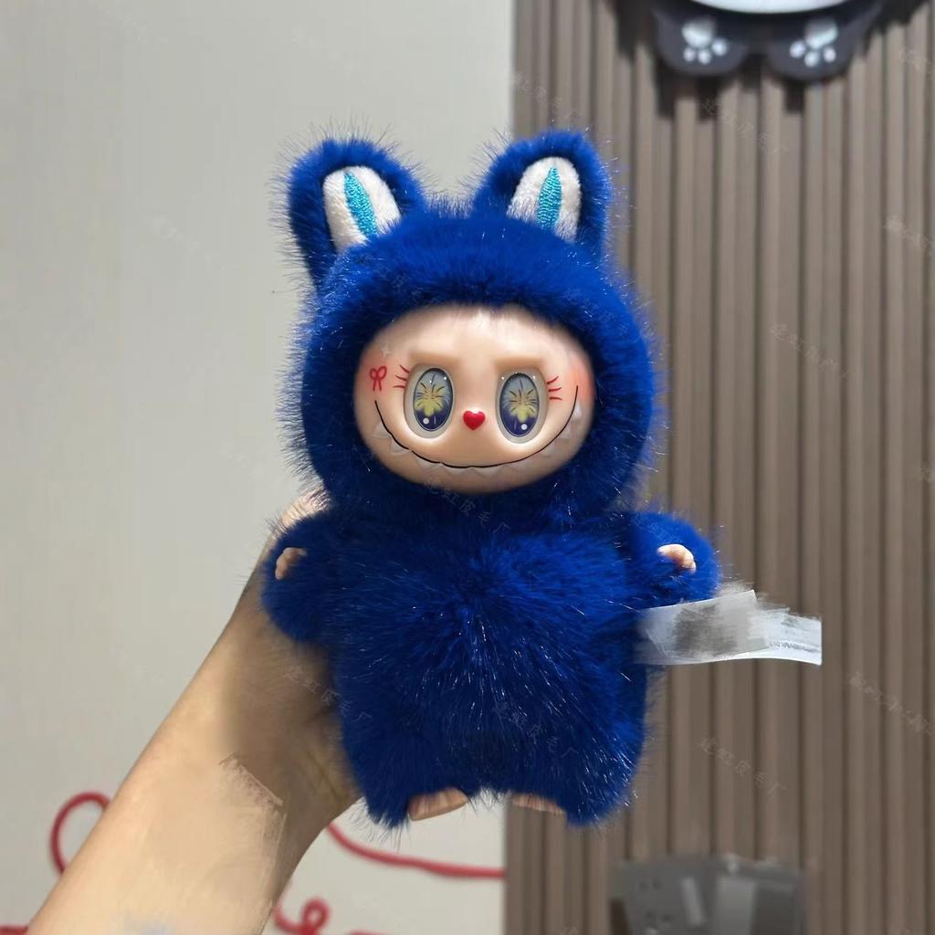 Jucăriile de pluș labubu, o versiune chineză la modă și inovatoare cu ochi de stea, ochi în formă de inimă și ochi care creează bogăție, sunt fabricate din material vinil