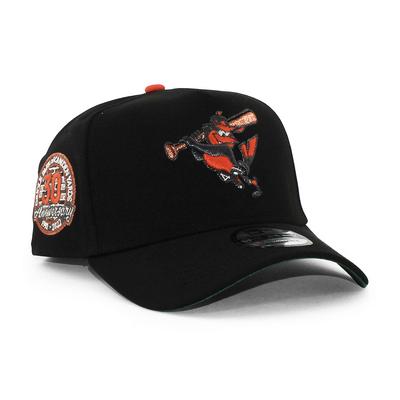 Gorra Snapback Exclusiva New Era 9FORTY 940 MLB MiLB NFL NBA con Visera de Color y Parche Lateral Aniversario Orioles EU/AU (Baltimore (30º Negro))
