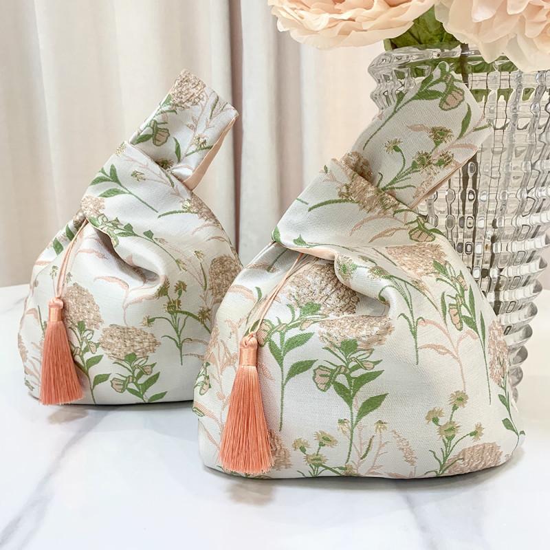 Flower Pendant Lunch Bag Cosmetic Bag New Chinese Style Handbag Tassel Knot Wrist Bag Small Item Pouch Cheongsam Accessories