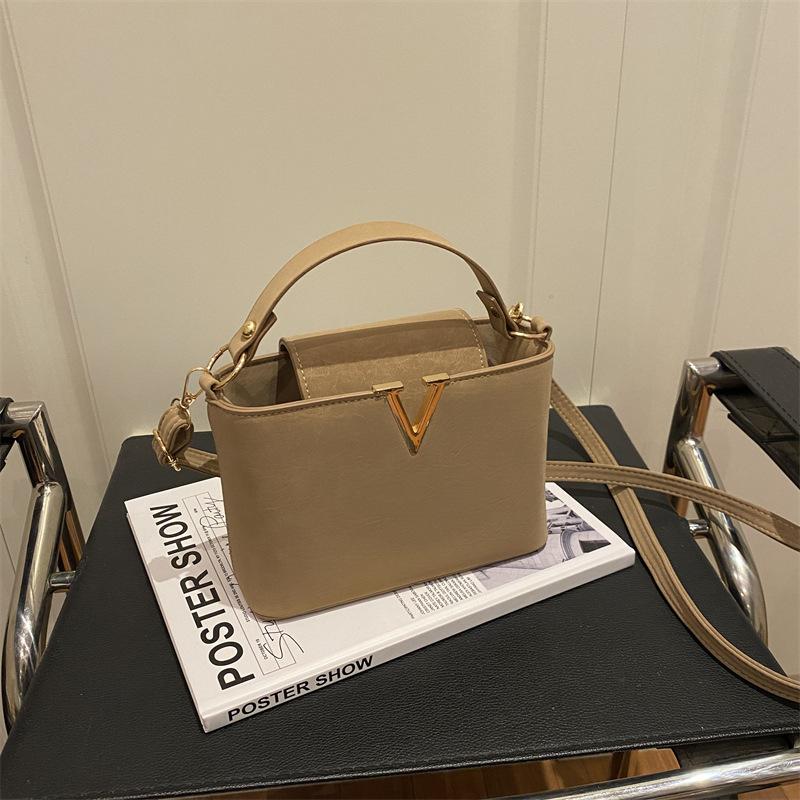 Fashion High Sense 2025 Summer New Light Luxury Texture Foreign Style Niche Versatile Single Shoulder Messenger Handbag