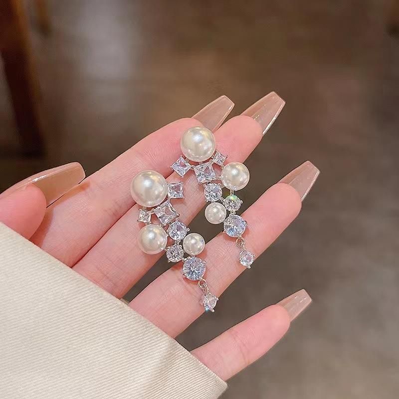 Orecchini alla moda con frange, lussuosi e sofisticati, dal fascino elegante. Lunghi Orecchini di Perle per uno Stile Versatile e Raffinato.