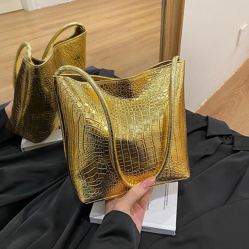 

Niche large-capacity shoulder handbag bag women s new fashion texture autumn commuter tote bag золотой