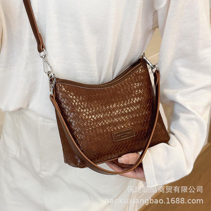 This year, the popular underarm small bag women's summer versatile 2025 new retro shoulder messenger bag popular bucket bag