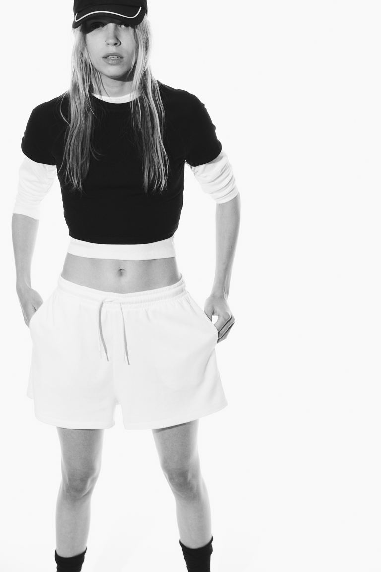 

Укороченная футболка HM черная