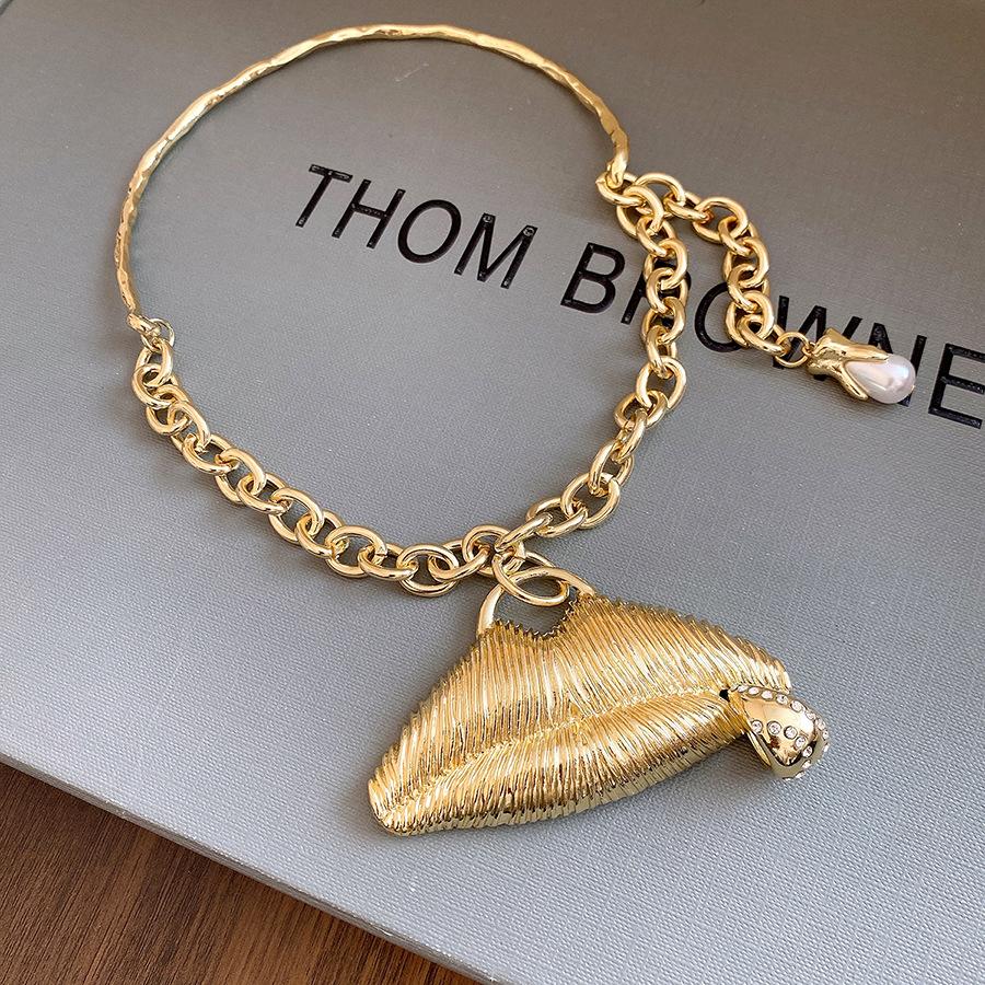 

Fashion Metallic Exaggerated Pendant Necklaces for Women Pearl Lip Mouth Necklaces Gothic Punk Style Party Jewelry Accessories