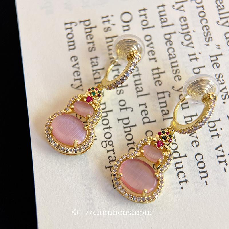 New Chinese-style pink gourd ear clips without ear piercings, fashionable retro ear buckles, long earrings, high-end mosquito coil disc earrings.