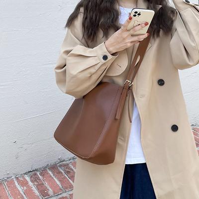 Retro Large Capacity Bag for Women New Trendy and Fashionable Bucket Bag French Niche Underarm Bag Versatile Crossbody Bag