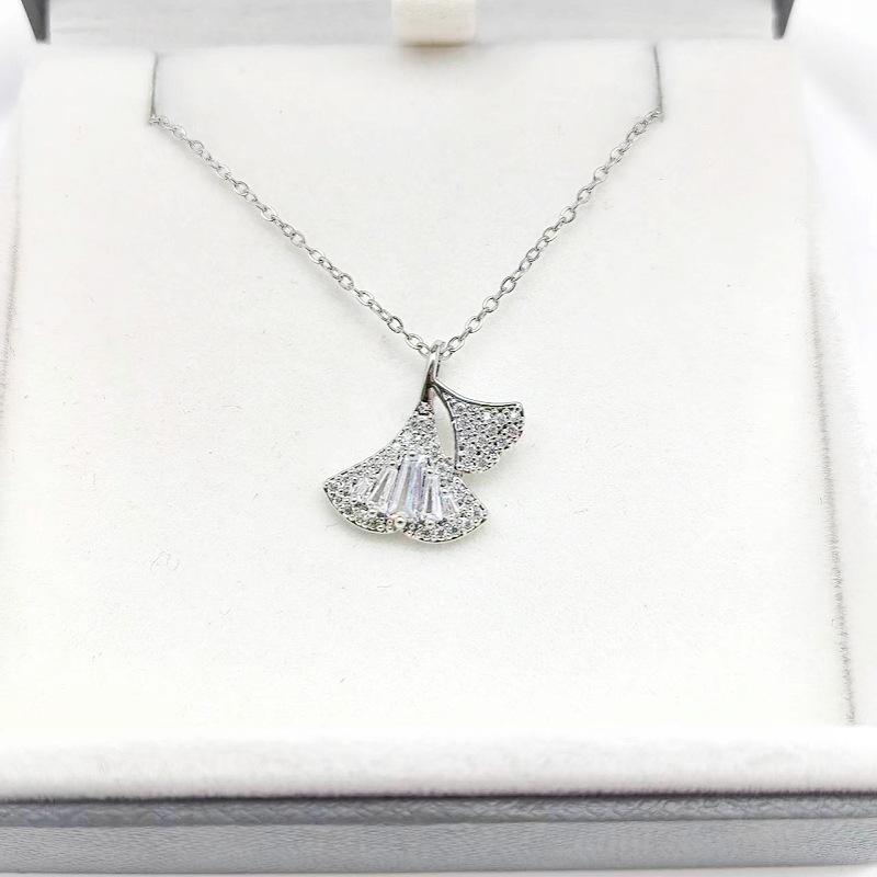 1 Pcs Fashion Copper Pendant with Zircon Leaf Necklace Women's Clavicle Chain Girls' Elegant Accessories