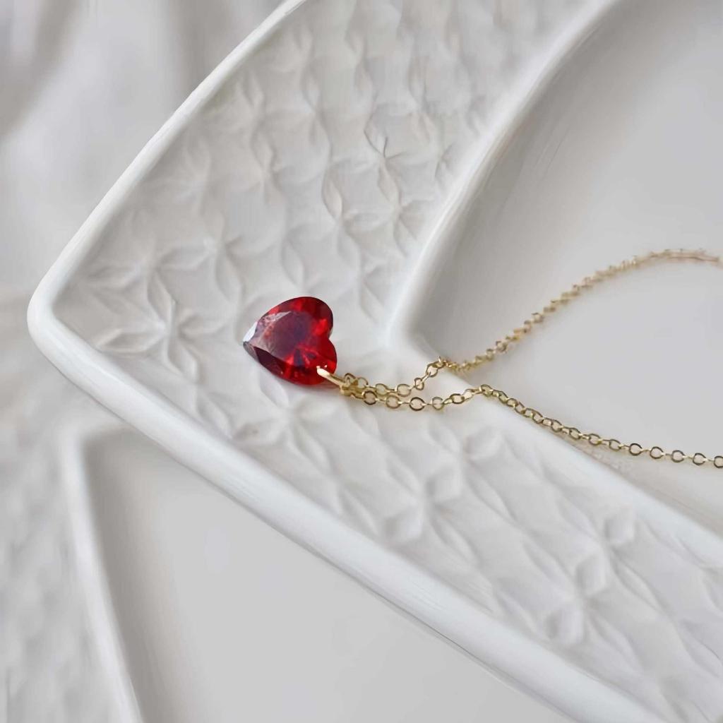 Trójwymiarowy wisiorek w kształcie czerwonego serca na łańcuszku, platerowany 18-karatowym złotem na srebrze sterlingowym, dla kobiet