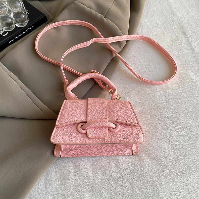 Fashion mini handbags are popular today, autumn and winter new shoulder messenger bags, small square bags for women