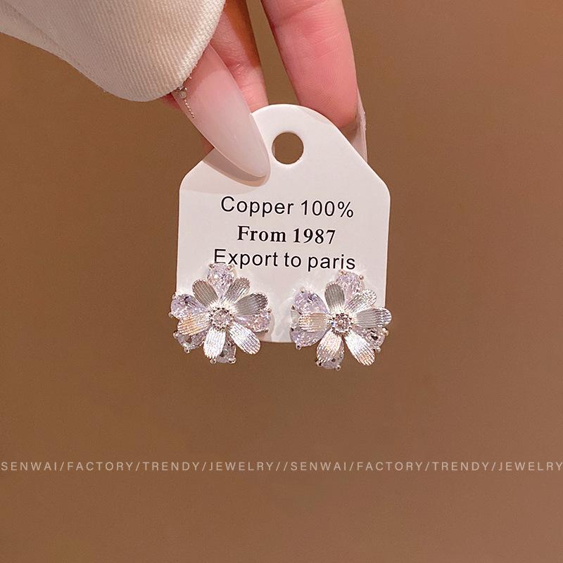 Exquisite super fairy silver flower stud earrings, fashionable and elegant temperament, high-end earrings, new popular ear jewelry