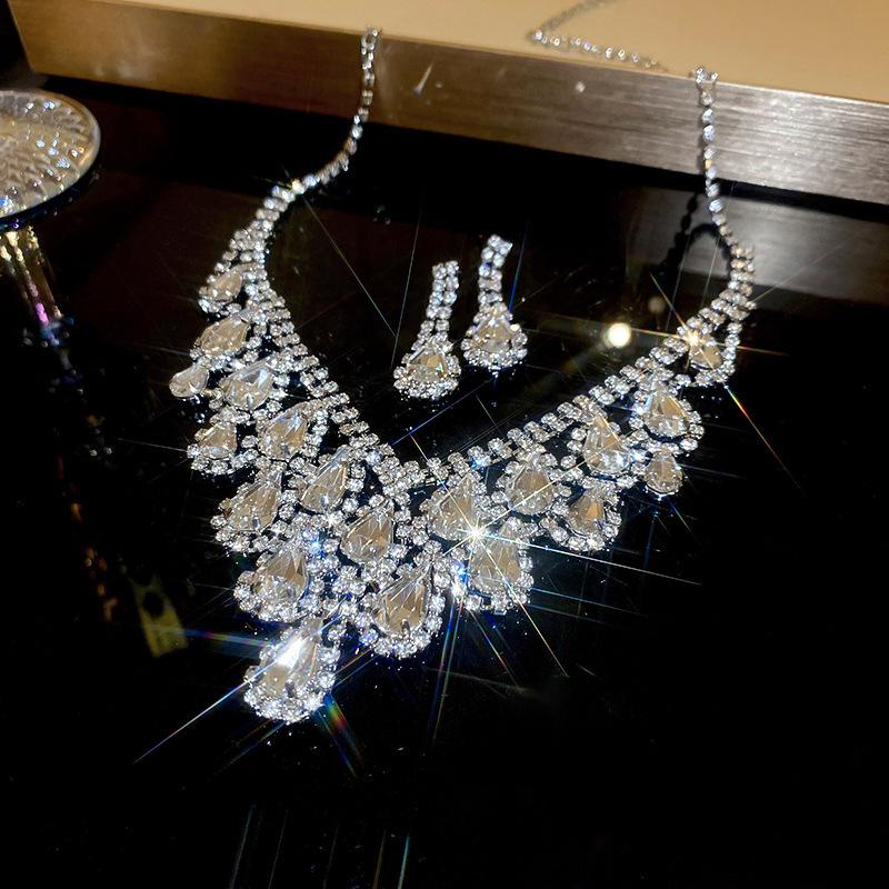 

Элегантный французский набор ювелирных изделий с бабочками из циркония: Ожерелье и серьги