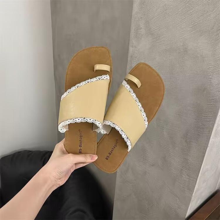 

French niche retro one-word toe slippers women s outer wear 2025 summer new flat-bottomed Roman cool slippers 35