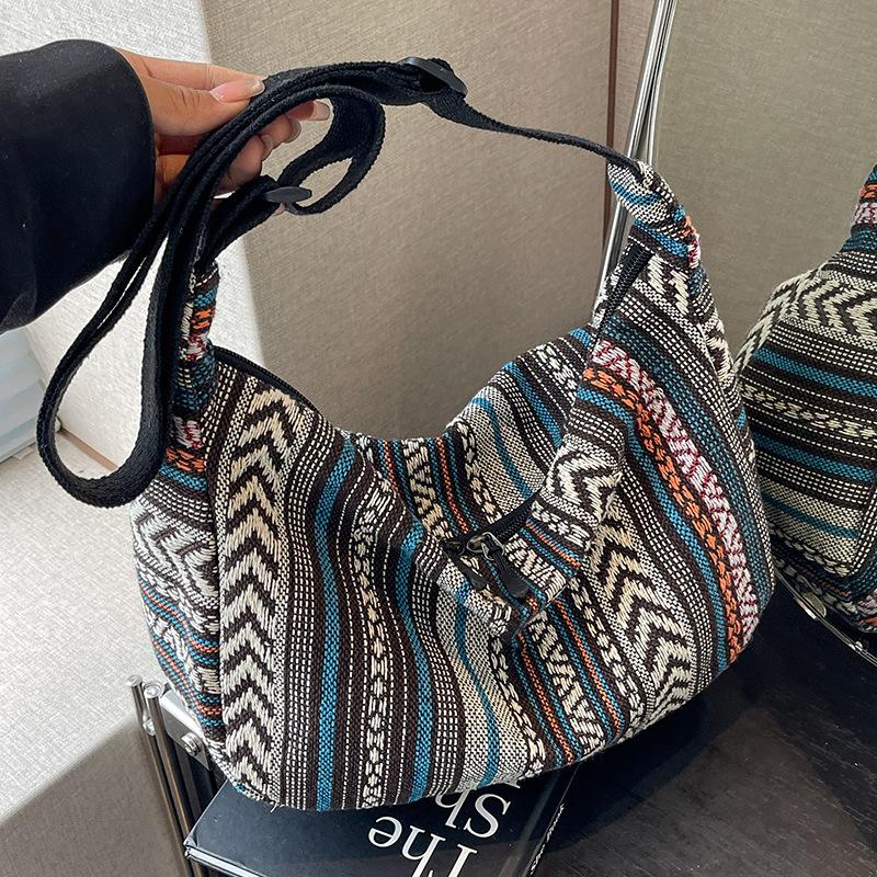 Veske med stor kapasitet i etnisk stil Ny trendy mote Crossbody dumplingveske Ins Retro allsidig skulderveske Dame