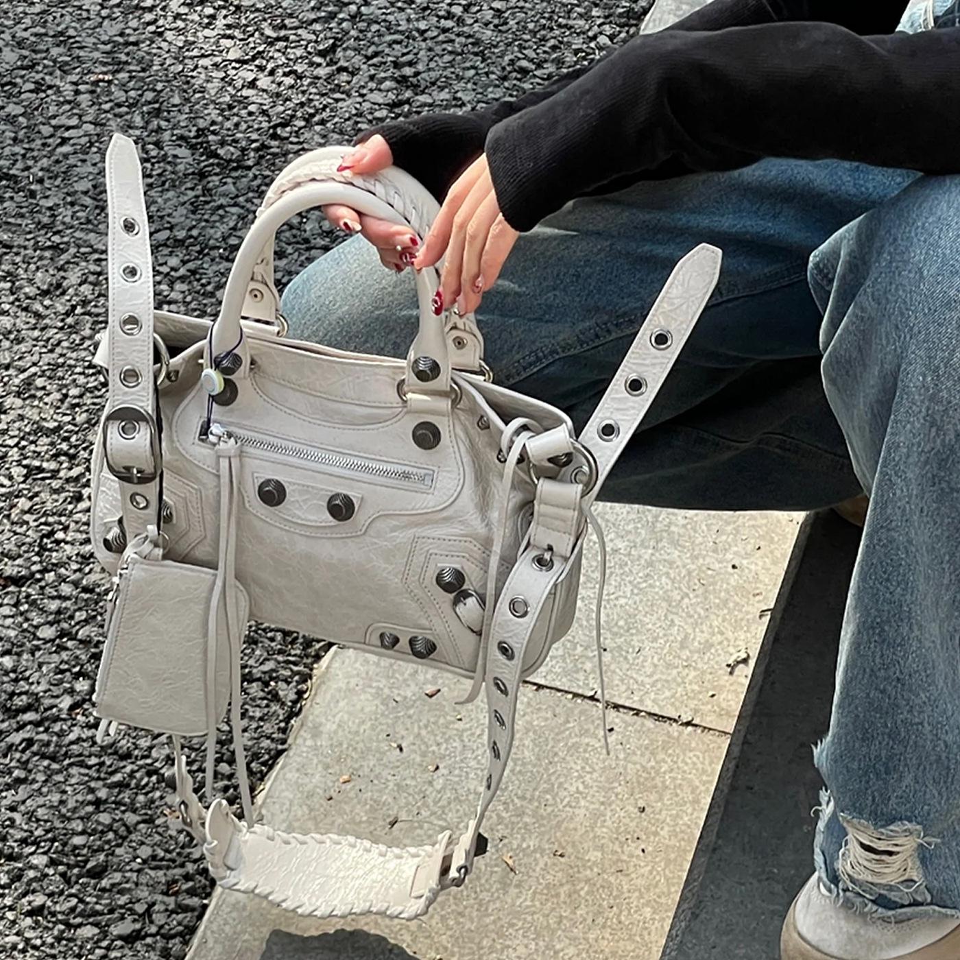 Женская сумка-тоут кроссбоди из мятой коровьей кожи с кисточками и заклепками и байкерская сумка подмышку