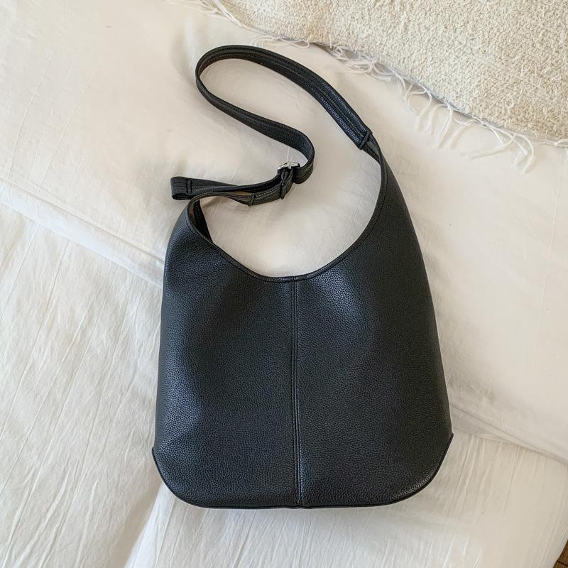 

Large-capacity commuter tote bag, new 2025 retro simple texture shoulder bag, fashionable women s mother and child bag чёрный