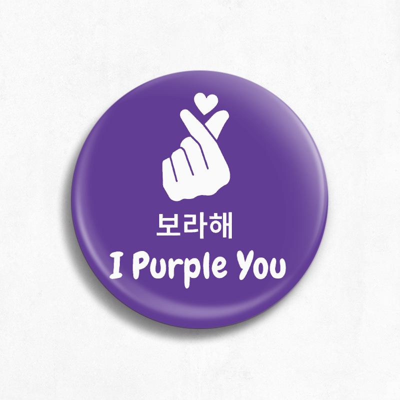 

Значок-булавка BTS I Purple You с пальцевым сердцем, Брошь с цитатой Borahae фиолетового цвета, Аксессуар для рюкзака и одежды для фанатов K-pop ARMY