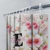 Individueller Duschvorhang mit zartrosa Kirschblüten Initialen Perfekte Badezimmerdekoration Geschenkidee