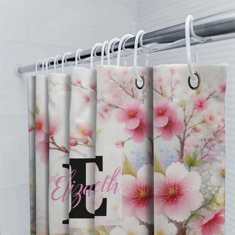 Individueller Duschvorhang mit zartrosa Kirschblüten Initialen Perfekte Badezimmerdekoration Geschenkidee