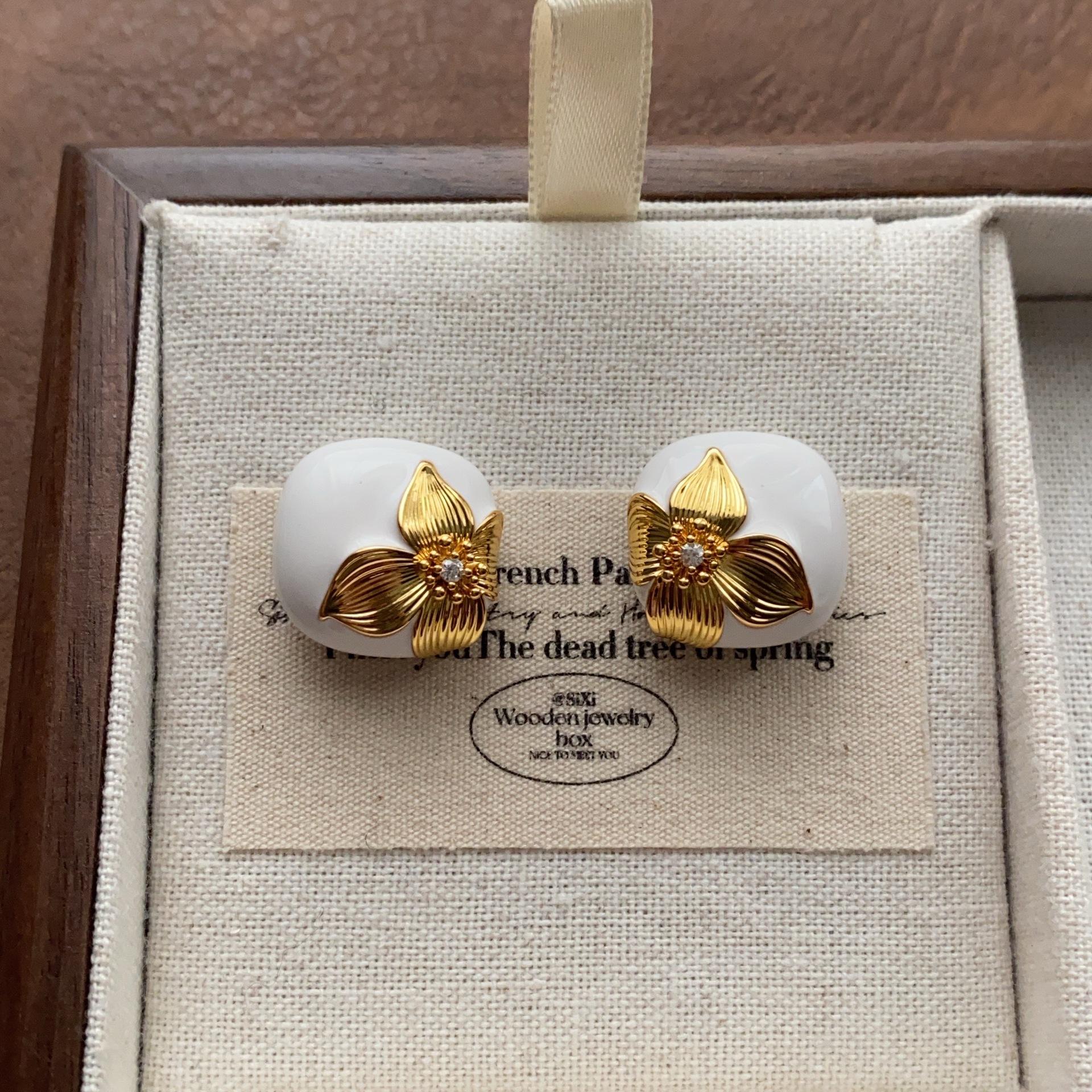 

Vintage color enamel flower stud earrings inlaid with zircon light luxury gentle earrings fashion high-end daily commuter earrings