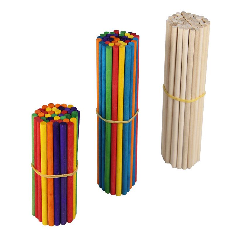 Bacchette di betulla colorate e naturali disponibili in varie dimensioni per la vendita al dettaglio.