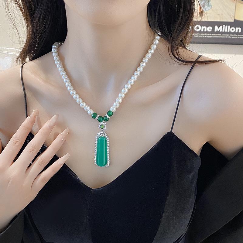 

High-End Retro Green Chalcedony Pearl Pendant Necklace for Women - Versatile Simple Sweater Chain with Niche Design.