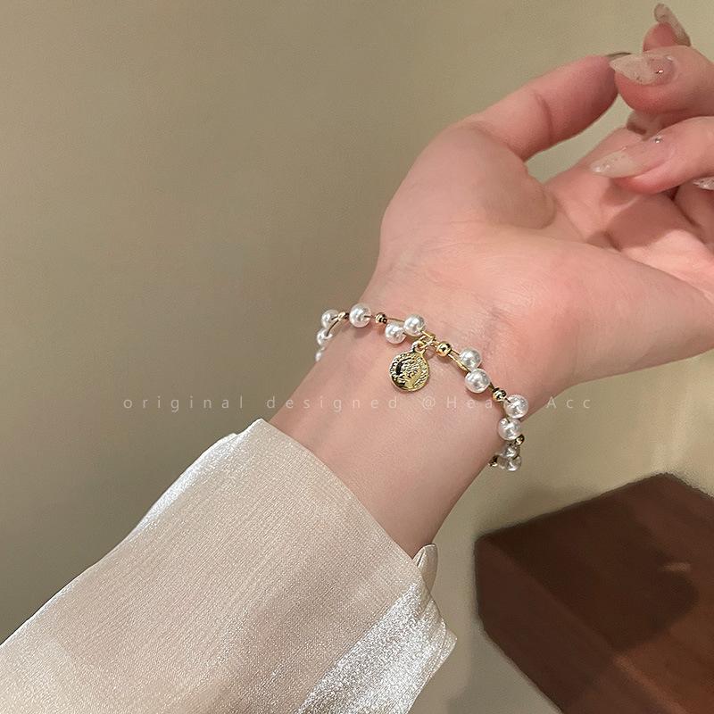 Retro Baroque Imitation Pearl Portrait Bracelet Female Niche Design Sense Hand String Couple Personality Temperament Hand Accessories