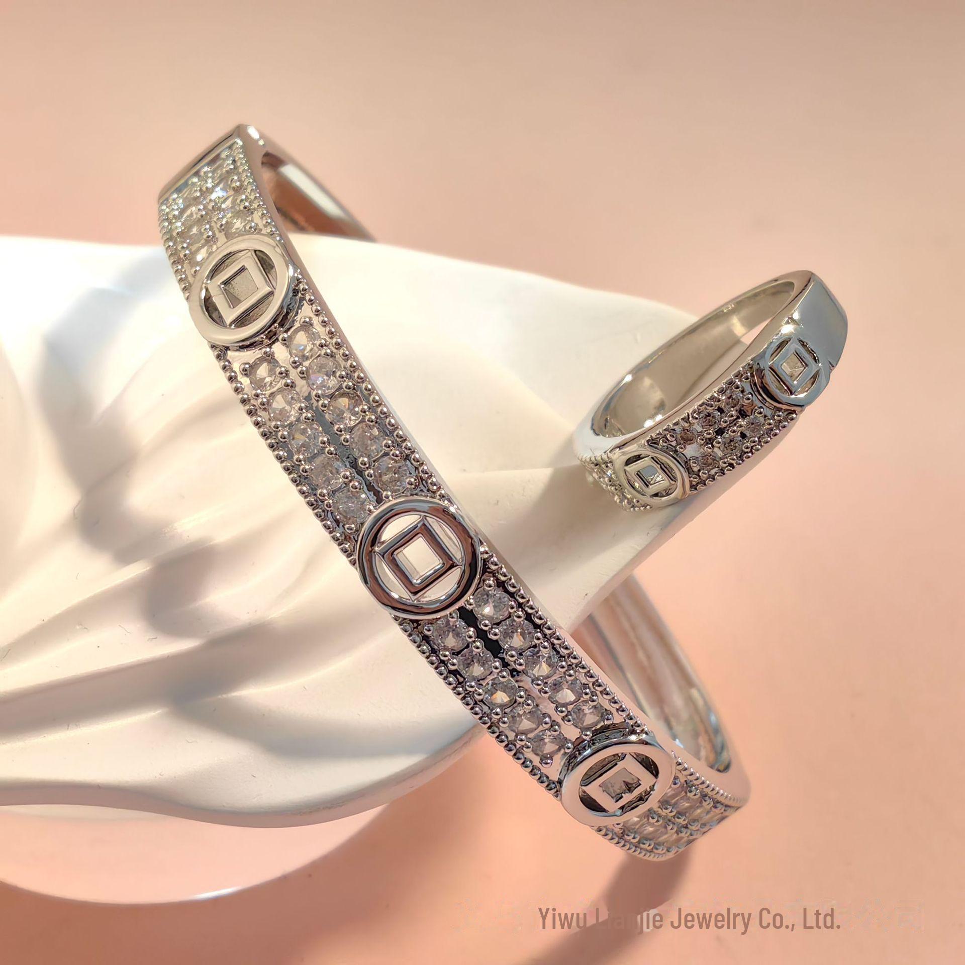 

Комплект из браслета и кольца в форме монеты 18 карат – элегантный и минималистичный дизайн