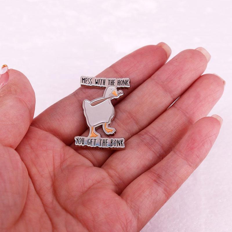 Funny "Mess with The Honk You Get The Bonk" Untitled Goose Simulator Game Fun Brooch Badge