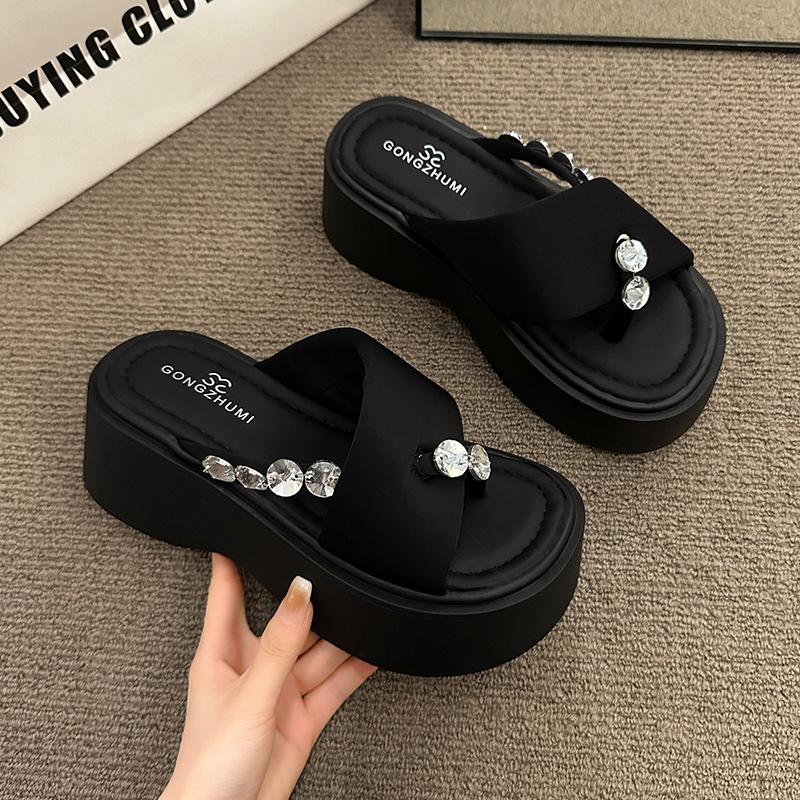 2025 new muffin thick-soled high-heeled cool slippers for women's summer wear with skirts, high-end one-word beach sandals
