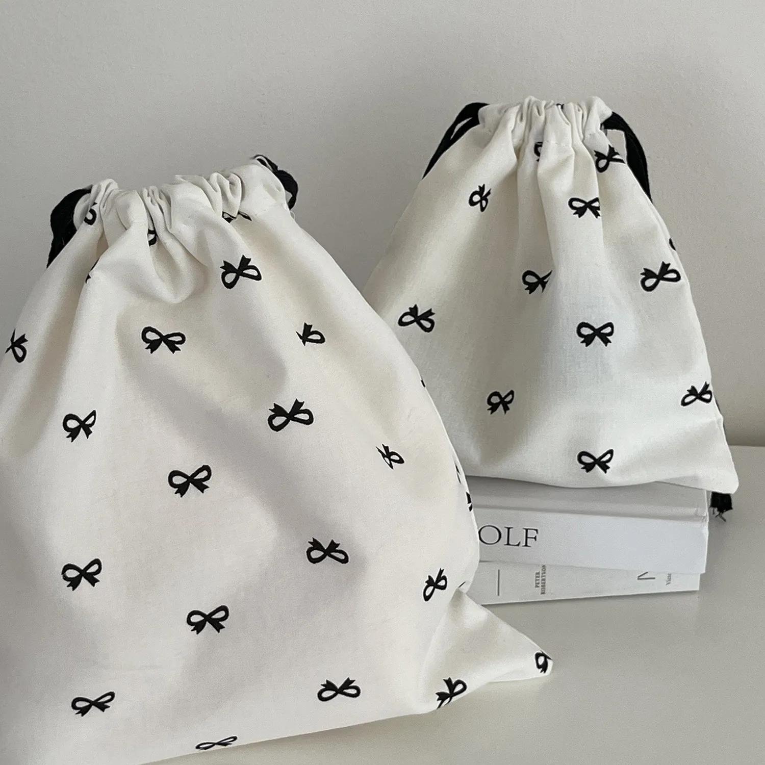 

Korean INS Cute Bow Print Drawstring Storage Bag Lovely Girl Portable Cosmetic Bag Travel Makeup Organizer for Women Purse Pouch 17.5x18.5 cm чорний