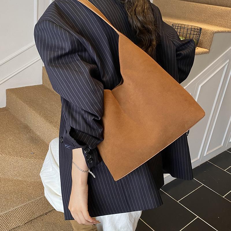 Large capacity bag women's 2025 new trendy autumn and winter premium sense retro suede shoulder bag commuter tote bag
