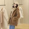 Herbst- und Wintermodelle von Pelzmänteln. Mittellanger All-in-One-Mantel aus Lammfell und Wolle für Damen