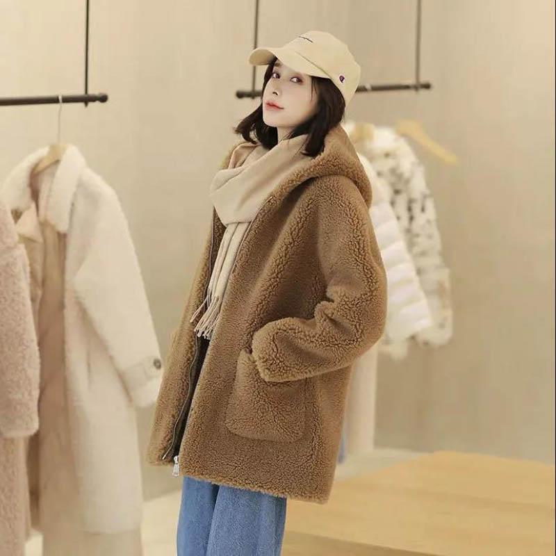 

Осінньо-зимові моделі шуб. Жіноча шуба середньої довжини з овечого хутра та вовни. XXL