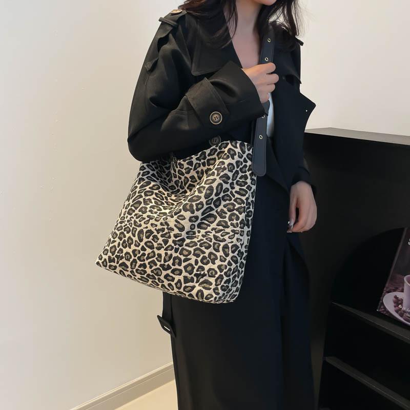 Crossbody Bag for Women Adjustable Strap Messenger Bag Large Capacity Retro Handbag Tote Bag for Work Travel