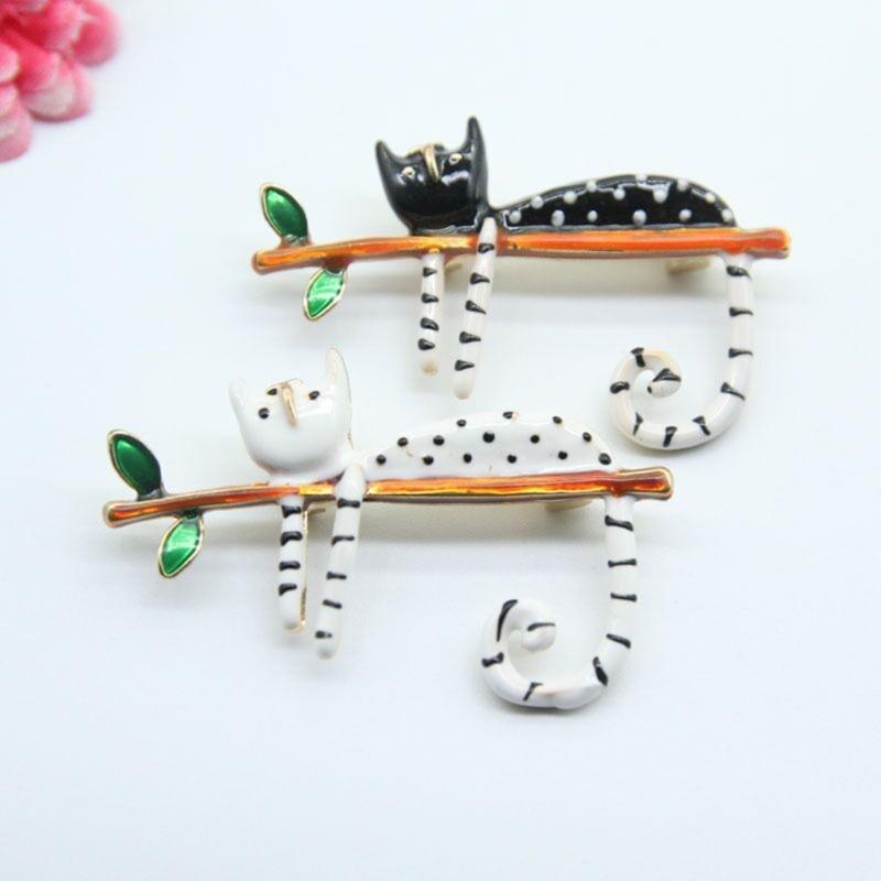 White Cat Lapel Pin for Women Lazy Cat Tree Pin Exquisite Enamel Cute Cat Branch Pin Badge Lapel Pin Jewelry Ornament
