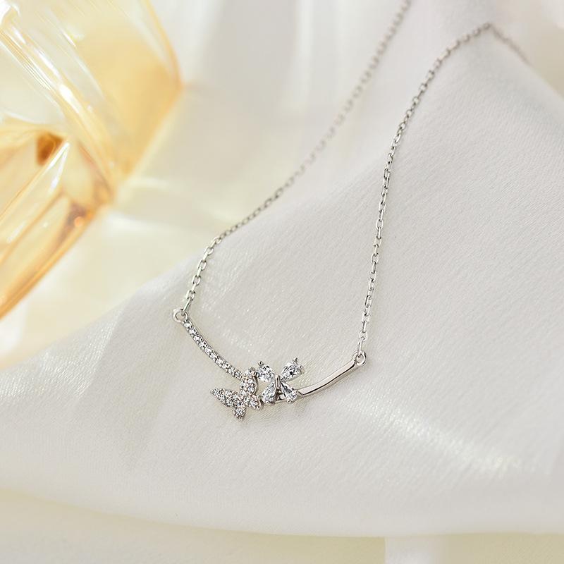 Butterfly Flower Necklace for Women: Light Luxury, High Grade, Exquisite Clavicle Chain, Versatile, and Unique Design